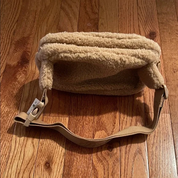PINK Victoria's Secret Beige Sherpa Fanny Pack - Picture 3 of 6